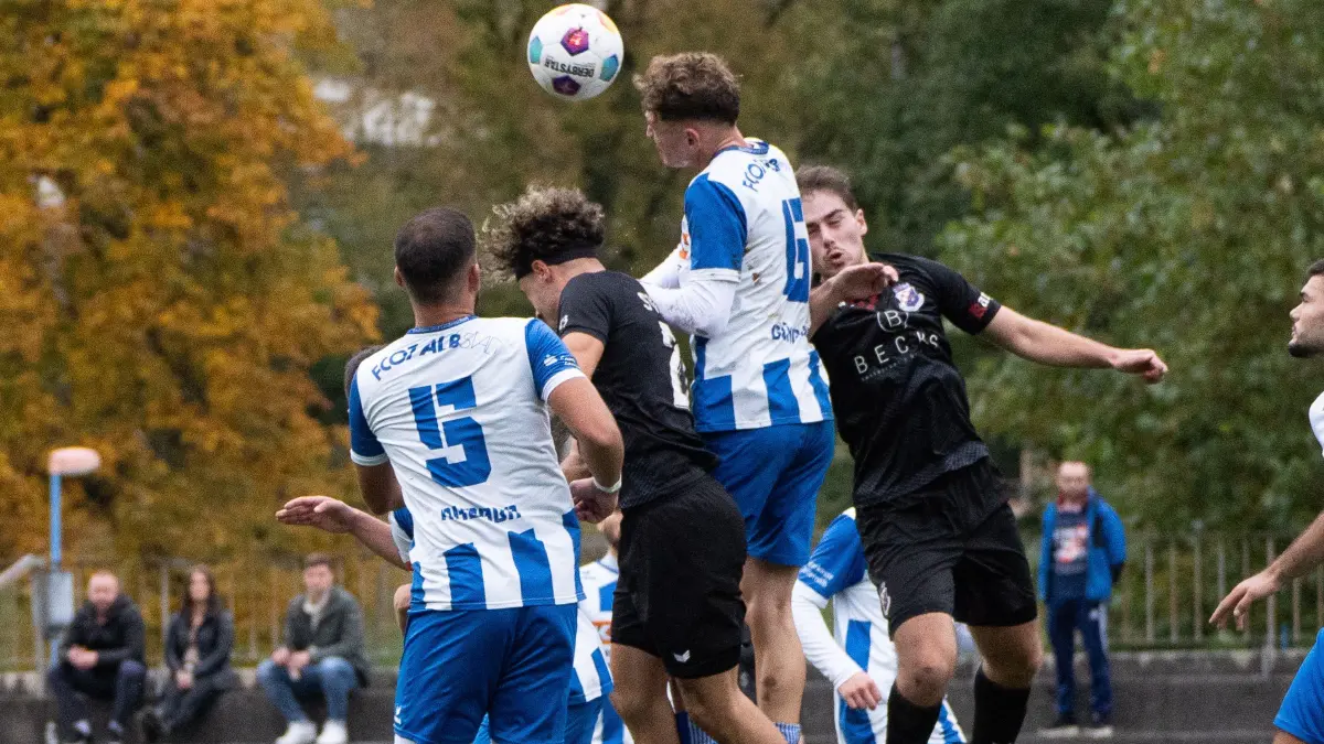 FC 07 Albstadt vs. SV Croatia Reutlingen, Fussball, Landesliga 3, 9. Spieltag, Spielzit 2024/2025, 19.10.2024: Samed Guengoer (FC 07 Albstadt, #06)
Abdussamed Akbaba (FC 07 Albstadt, #05)
FC 07 Albstadt vs. SV Croatia Reutlingen, Fussball, Landesliga 3, 9. Spieltag, Spielzeit 2024/2025, 19.10.2024,
Foto: Eibner-Pressefoto/Miclas Haaasis