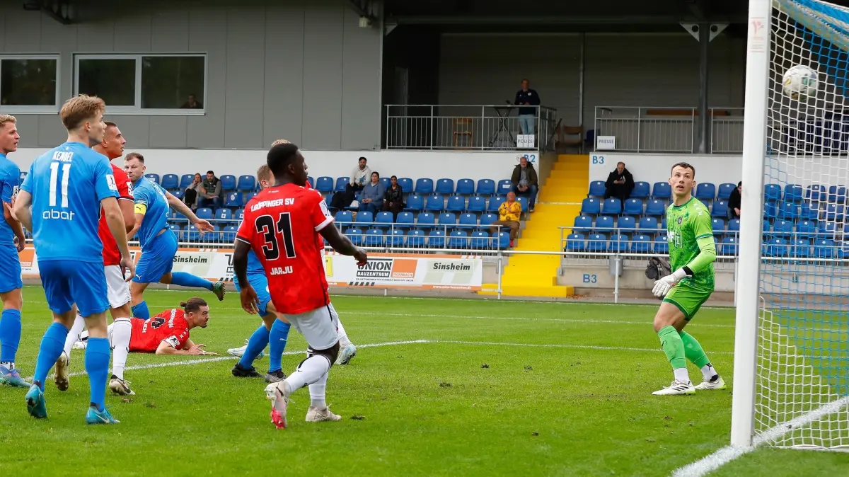 Astoria Walldorf - Goeppinger SV. : Fussball. Regionalliga Suedwest. Saison 2024-2025. FC Astoria Walldorf - Goeppinger SV. Tor zum 1:1 Ausgleich fuer Walldorf durch Roman Hauk (FCA Walldorf, links). Der Tormann Matthias Layer (Goeppinger SV) ist ohne Chance. 19.10.2024 -