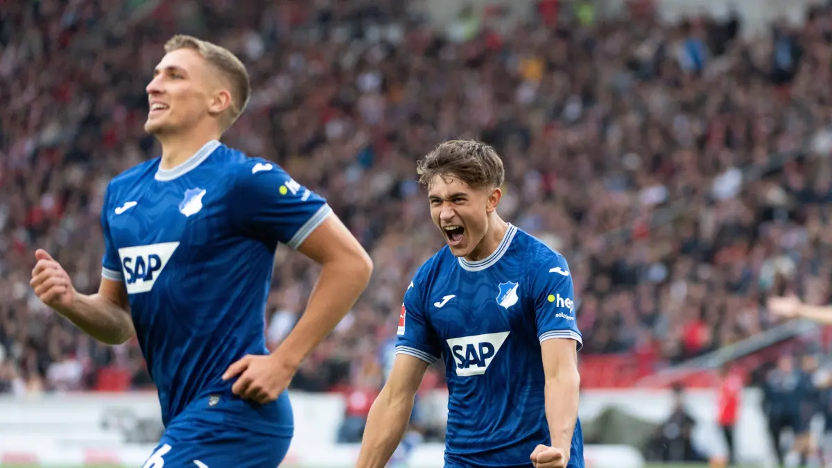 Tor zum 0:1 durch Grischa Proemel (TSG 1899 Hoffenheim, 06) Jubel, Torjubel mit Tom Bischof (TSG 1899 Hoffenheim, 39) 4V: Tor zum 0:1 durch Grischa Proemel TSG 1899 Hoffenheim, 06 Jubel, Torjubel mit Tom Bischof TSG 1899 Hoffenheim, 39 4VfB Stuttgart vs. TSG 1899 Hoffenheim, Fussball, Herren, 1. Bundesliga, 9. Spieltag, Saison 23/24, GER, 28.10.2023, DFL/DFB REGULATIONS PROHIBIT ANY USE OF PHOTOGRAPHS AS IMAGE SEQUENCES AND/OR QUASI-VIDEO, VfB Stuttgart vs. TSG 1899 Hoffenheim, Fussball, Herren, 1. Bundesliga, 9. Spieltag, Saison 23/24, GER, 28.10.2023 Stuttgart *** Goal to 0 1 by Grischa Proemel TSG 1899 Hoffenheim, 06 Cheers, goal celebration with Tom Bischof TSG 1899 Hoffenheim, 39 4VfB Stuttgart vs TSG 1899 Hoffenheim, Football, Men, 1 Bundesliga, Matchday 9, Season 23 24, GER, 28 10 2023, DFL DFB REGULATES PROHIBIT ANY USE OF PHOTOGRAPHS AS IMAGE SEQUENCES AND OR QUASI VIDEO, VfB Stuttgart vs TSG 1899 Hoffenheim, Football, Men, 1 Bundesliga, Matchday 9, Season 23 24, GER, 28 10 2023 Stuttgart Copyright: xEibner-Pressefoto/WolfgangxFrankx EP_WFK