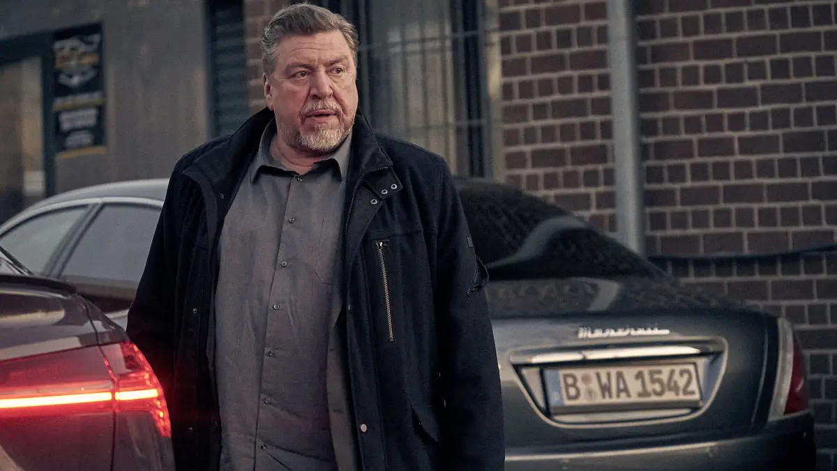 Fredo Schulz (Armin Rohde) folgt einer Spur.