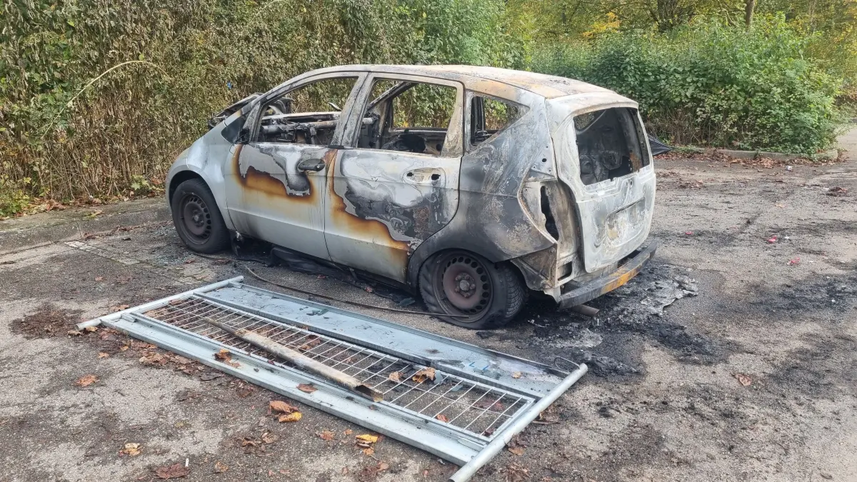 Die Feuerwehr rückte am Samstagabend in Reutlingen aus, weil mehrere Anrufende einen Fahrzeugbrand gemeldet hatten.