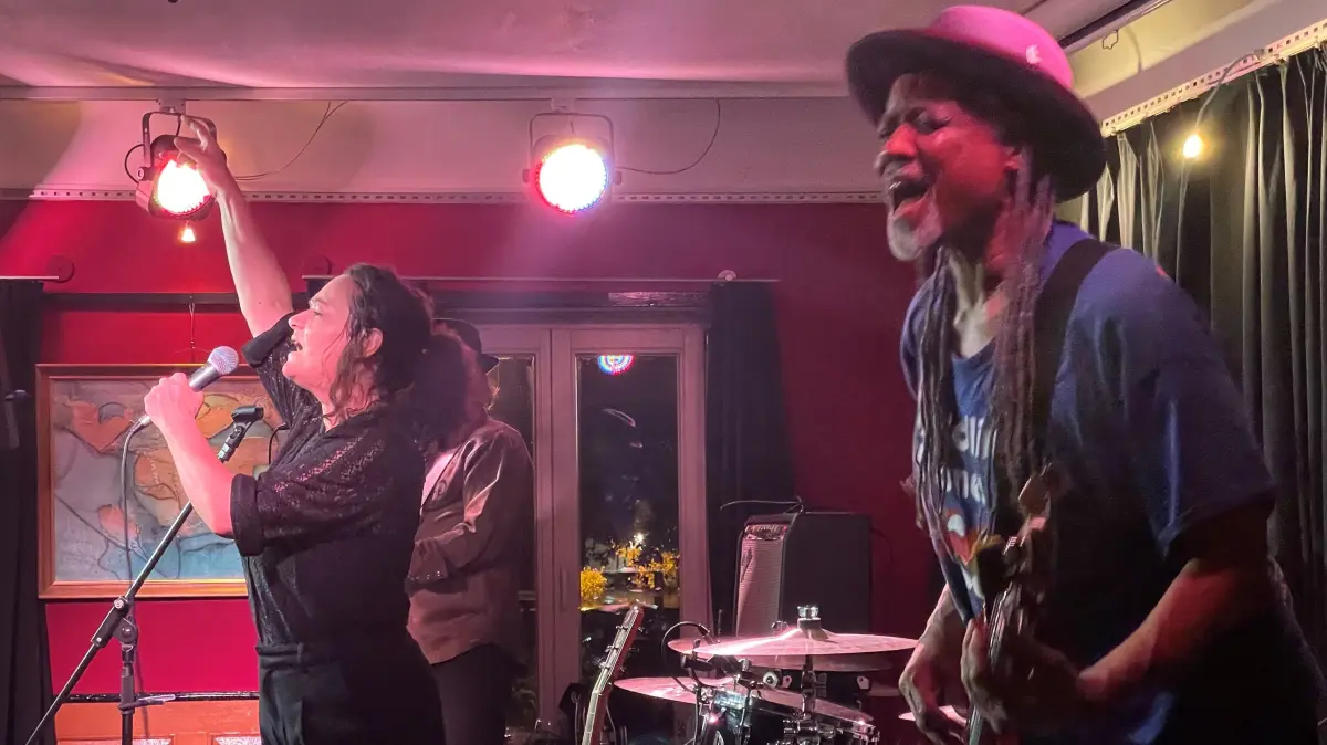 Die österreichische Bluessängerin Meena Cryle mit der Chris-Filmore-Band im Häberlen in Gaildorf (19. Oktober 2024): Chris Filmore (Gitarre), Angus Thomas (Bass), Bernhard Egger (Schlagzeug)