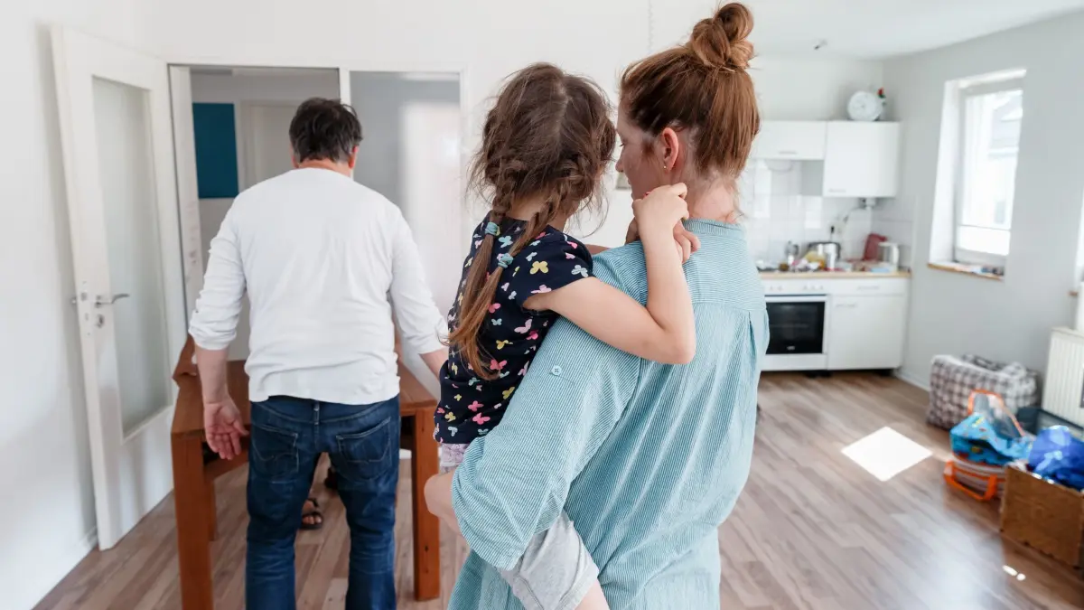 Umzug mit der Familie: ILLUSTRATION - Ihr Vormieter zieht aus und nimmt nicht alle Möbel mit? Dann kann er dafür grundsätzlich einen fairen Abschlag verlangen. Darauf einlassen müssen Sie sich aber nicht. (zu dpa: «Neue Wohnung in Aussicht? 6 Fakten rund um Abstandszahlungen») Foto: Markus Scholz/dpa-tmn - Honorarfrei nur für Bezieher des dpa-Themendienstes +++ dpa-Themendienst +++