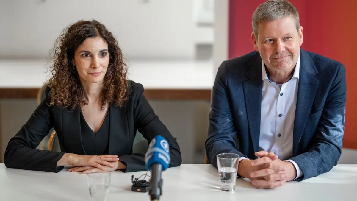 BSW Landesverband Baden-Württemberg: 20.10.2024, Baden-Württemberg, Stuttgart: Die Bündnis Sahra Wagenknecht (BSW) Baden-Württemberg Landesvorsitzenden Jessica Tatti und Manfred Hentz geben nach ihrer Wahl ein Pressestatement. Das Bündnis Sahra Wagenknecht ist nun auch mit einem Landesverband in Baden-Württemberg vertreten. Foto: Christoph Schmidt/dpa +++ dpa-Bildfunk +++