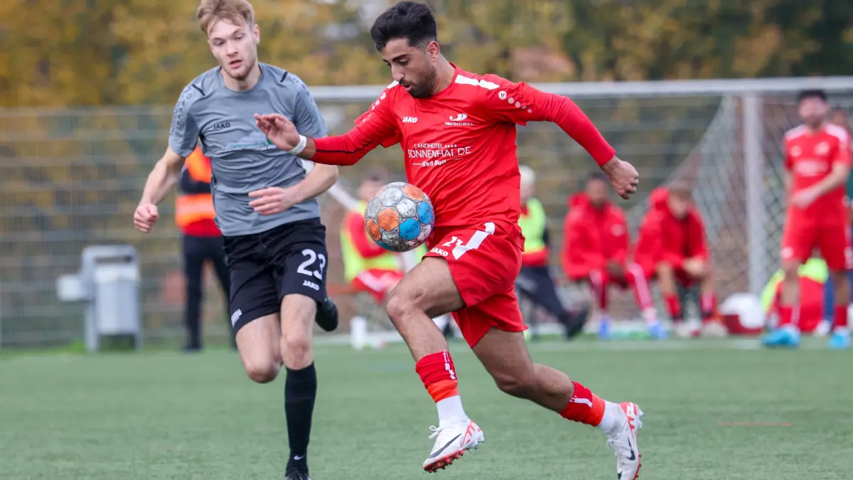 TSV Bad Boll II - TSGV Hattenhofen
Salah Smoqi (11, der Torschütze zum 2:1, im Laufduell gegen Hattenhofens Tobias Kehrer (23)
