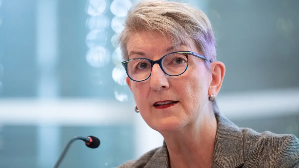 Pressekonferenz zu Neuordnung der Notfallpraxen: 21.10.2024, Baden-Württemberg, Stuttgart: Doris Reinhardt, stellvertretende Vorstandsvorsitzende der Kassenärztlichen Vereinigung Baden-Württemberg, nimmt an einer Pressekonferenz teil. Nach massiver Kritik an bereits öffentlich gewordenen Schließungsplänen stellt die (KVBW) ihre Pläne für die künftige Struktur des ärztlichen Bereitschaftsdienstes im Südwesten offiziell vor. Foto: Marijan Murat/dpa +++ dpa-Bildfunk +++