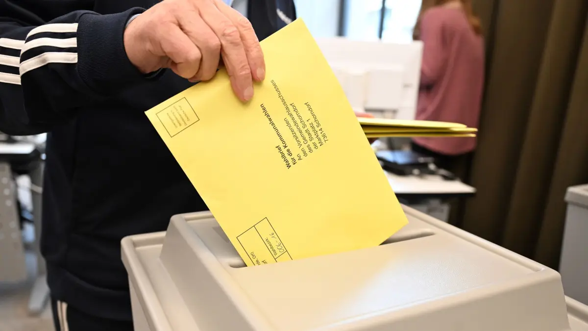 Kommunalwahl - Briefwahl: ARCHIV - 31.05.2024, Baden-Württemberg, Schorndorf: Ein Wahlbrief mit einem Stimmzettel für die Kommunalwahl wird im Rathaus in einem Wahllokal für die Briefwahl in eine Wahlurne gesteckt. (zu dpa: «Sitzverteilung im Rastatter Gemeinderat bleibt gleich») Foto: Bernd Weißbrod/dpa +++ dpa-Bildfunk +++