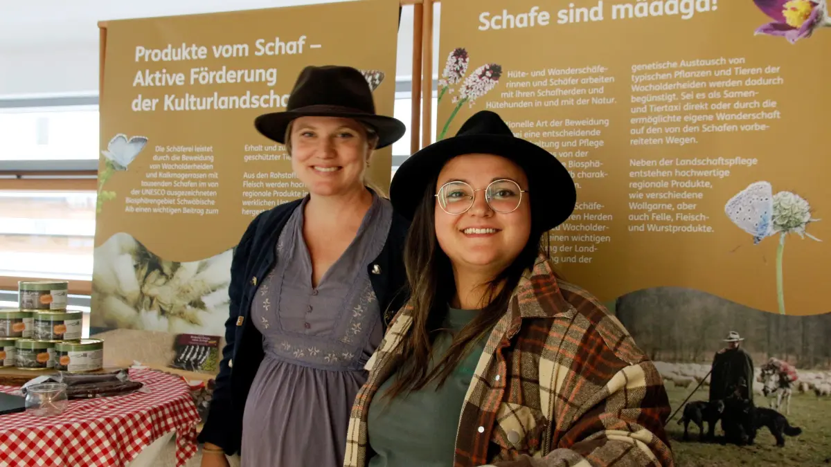 Johanna Henninger und Lena Burkhardt waren Akteure der "Alles Schaf" in Münsingen und konnten viel über die Schäferei berichten.
