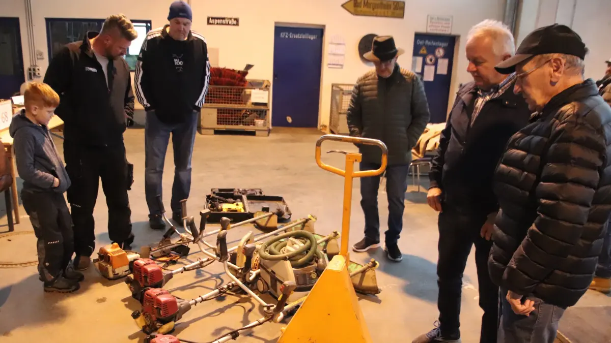 Ausgediente Motorsensen kommen bei der Auktion in Crailsheim unter den Hammer.