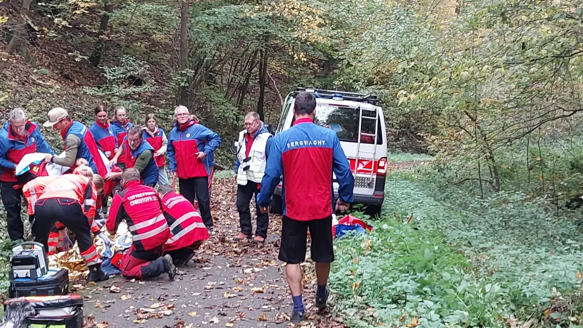 Die Bergwachten Göppingen und Geislingen-Wiesensteig im Einsatz in der Nähe des Skiliftes.