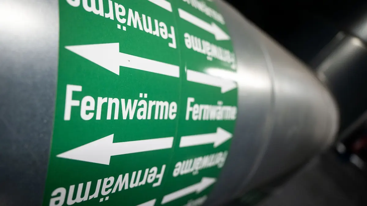 Fernwärme: ARCHIV - 10.03.2022, Baden-Württemberg, Stuttgart: Leitungen sind in der Fernwärmeverteilerstation eines Heizkraftwerks zu sehen. (zu dpa: «Wärmewende: Viele Kommunen wollen auf Wärmenetze setzen») Foto: Marijan Murat/dpa +++ dpa-Bildfunk +++