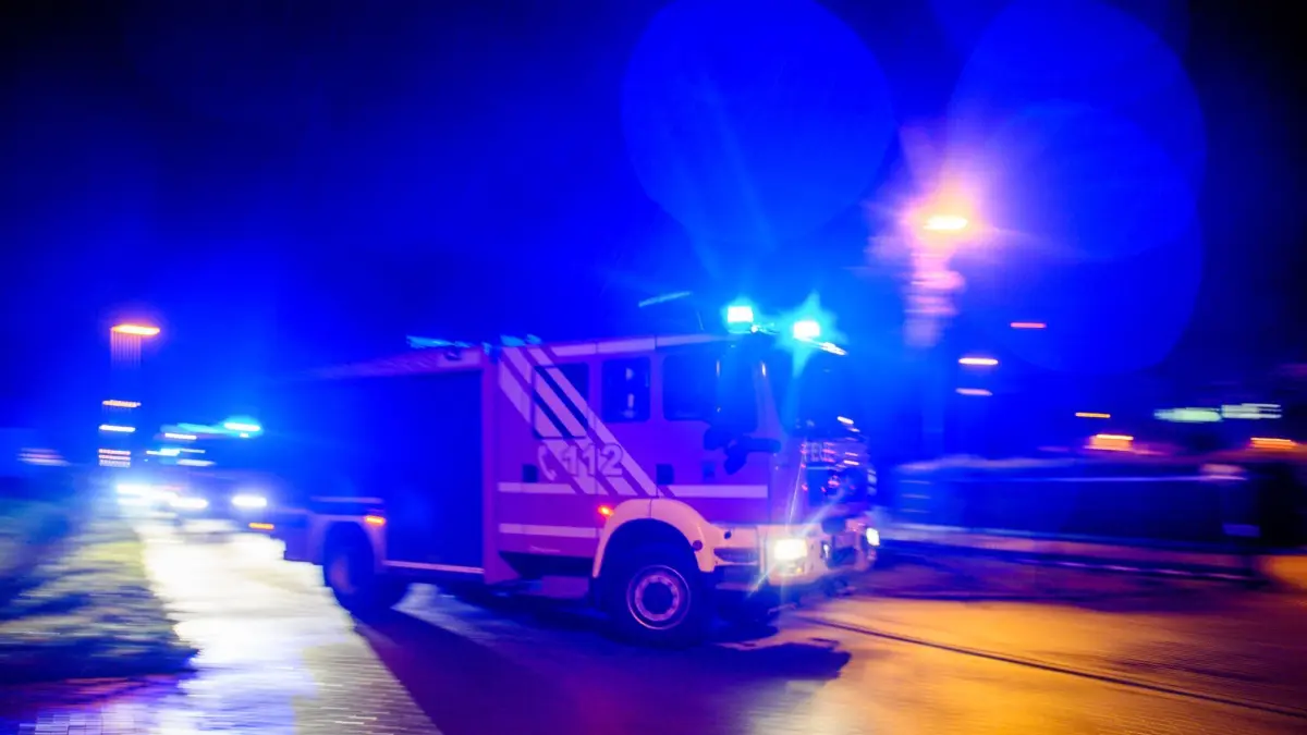 Illustration - Feuerwehr im Einsatz: ARCHIV - 05.01.2024, Sachsen-Anhalt, Magdeburg: Fahrzeuge der Feuerwehr Magdeburg verlassen die Feuerwache. (zu dpa: «Lkw-Anhänger fängt auf A36 Feuer») Foto: Klaus-Dietmar Gabbert/dpa +++ dpa-Bildfunk +++