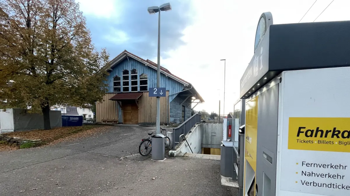 Der ehemalige Güterschuppen am Bahnhof Fichtenberg dient derzeit offenbar vor allem als Lager. Nun liegt eine Bauvoranfrage für den Einbau von zwei Wohnungen und ein Ladengeschäft vor.