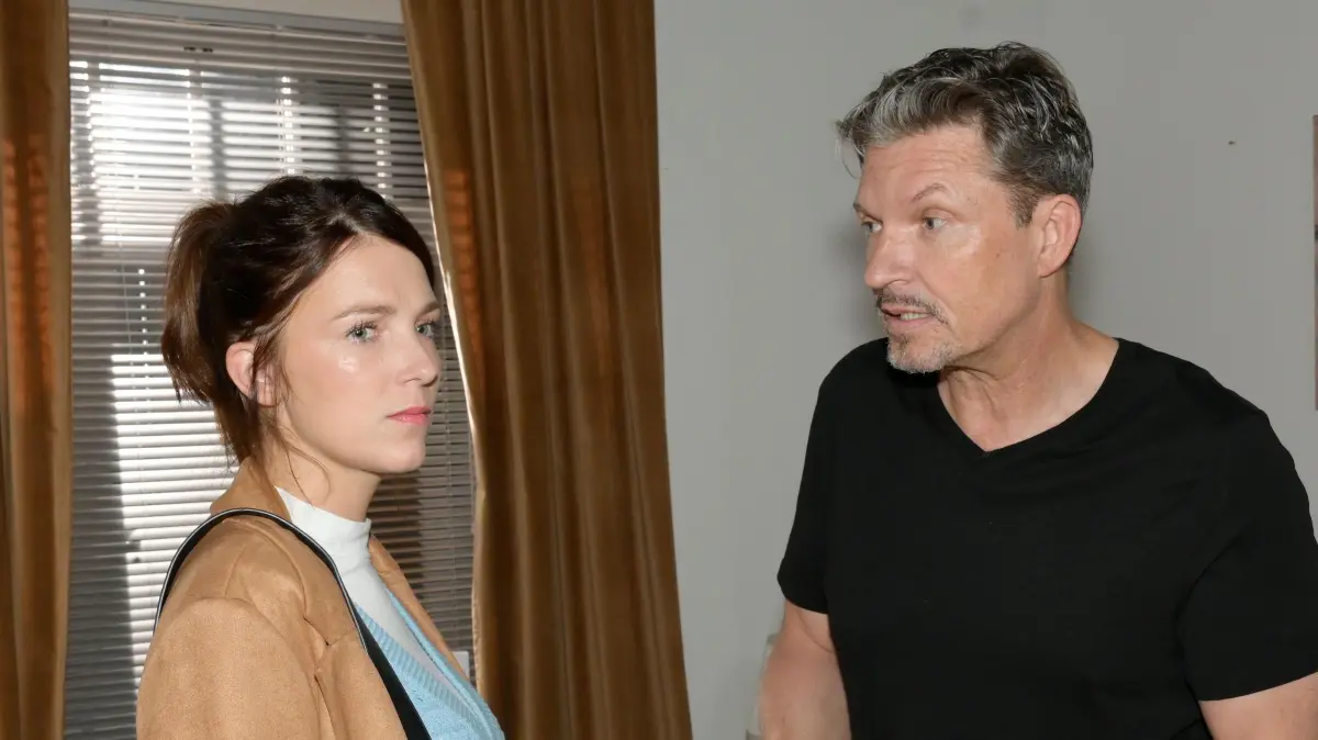Lars (Hardy Krüger) kann seine Lügen vor Lilly (Iris Mareike Steen) nicht aufrechthalten.