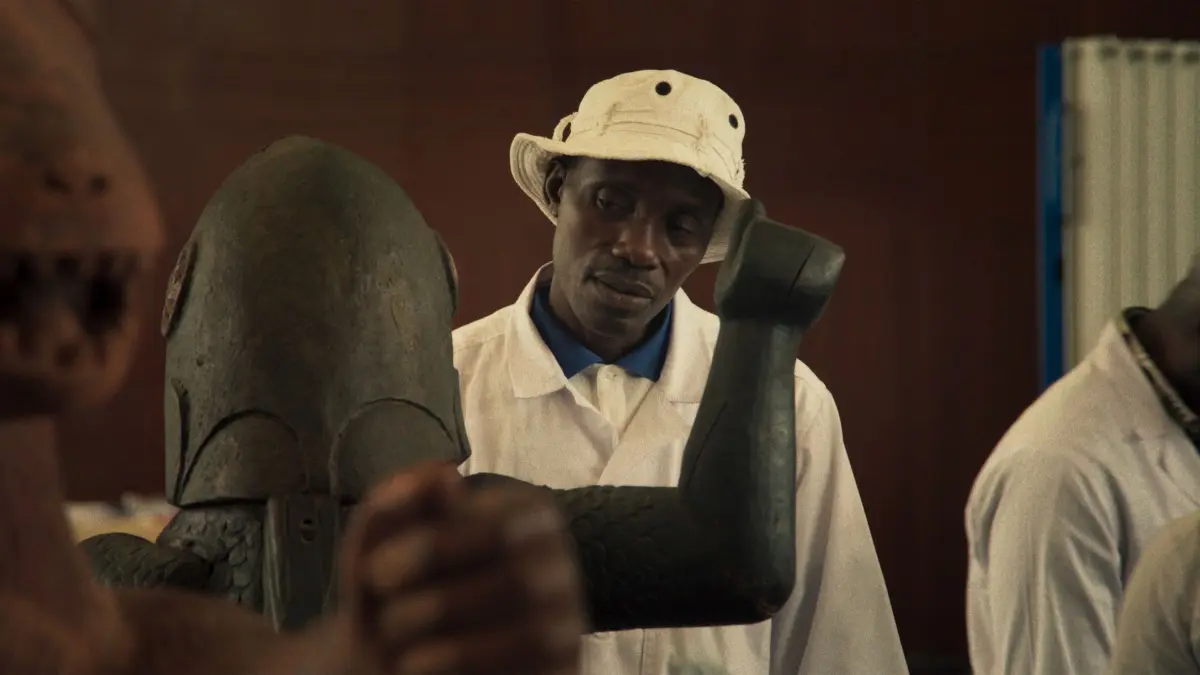 Der Film „Dahomey „ kommt in die Kinos: Gildas Adannou in einer Szene in dem Film "Dahomey", der am Donnerstag (24.10.2024) in die Kinos kommt. Im Dezember 2020 beschloss das franzoesische Parlament die Rueckgabe von 26 waehrend der Kolonialzeit geraubten Kulturschaetzen an Benin. Mati Diop veranschaulicht den Schmerz, den der Verlust verursacht hat, indem sie in ihrem Dokumentarfilm auch mit fantastischen Elementen und poetischen Zwischeneinlagen arbeitet. Darueber hinaus zeigt sie die Vorbereitungen fuer den Transport der Gueter, beleuchtet durch eine Debatte unter Studierenden verschiedene Positionen zur Restitution und endet mit Eindruecken von der Ausstellung der Objekte in Benin. (Siehe epd-Filmkritik vom 22.10.2024) ACHTUNG: VEROEFFENTLICHUNG DES FOTOS NUR IM ZUSAMMENHANG MIT BERICHTERSTATTUNG UEBER DEN FILM SECHS WOCHEN NACH START DES FILMS GESTATTET!