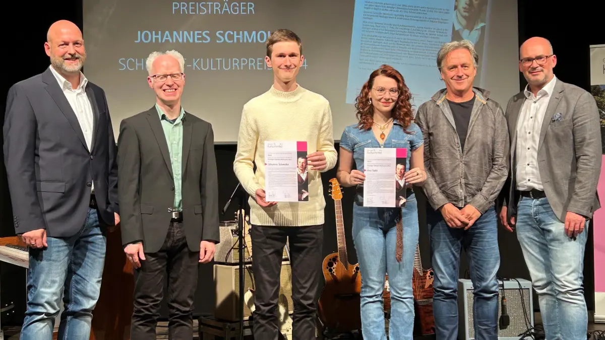 Ein Foto fürs Erinnerungsalbum: Die beiden Preisträger, umrahmt von Lehrern und Laudatoren. Benjamin Decker von der Bürgerstiftung (von links), Dekanatskirchenmusiker Andreas Schweizer, Preisträger Johannes Schmolke, Preisträgerin Ana Tudik, Gitarrenlehrer Paul Lawall und Geislingens Oberbürgermeister Frank Dehmer.