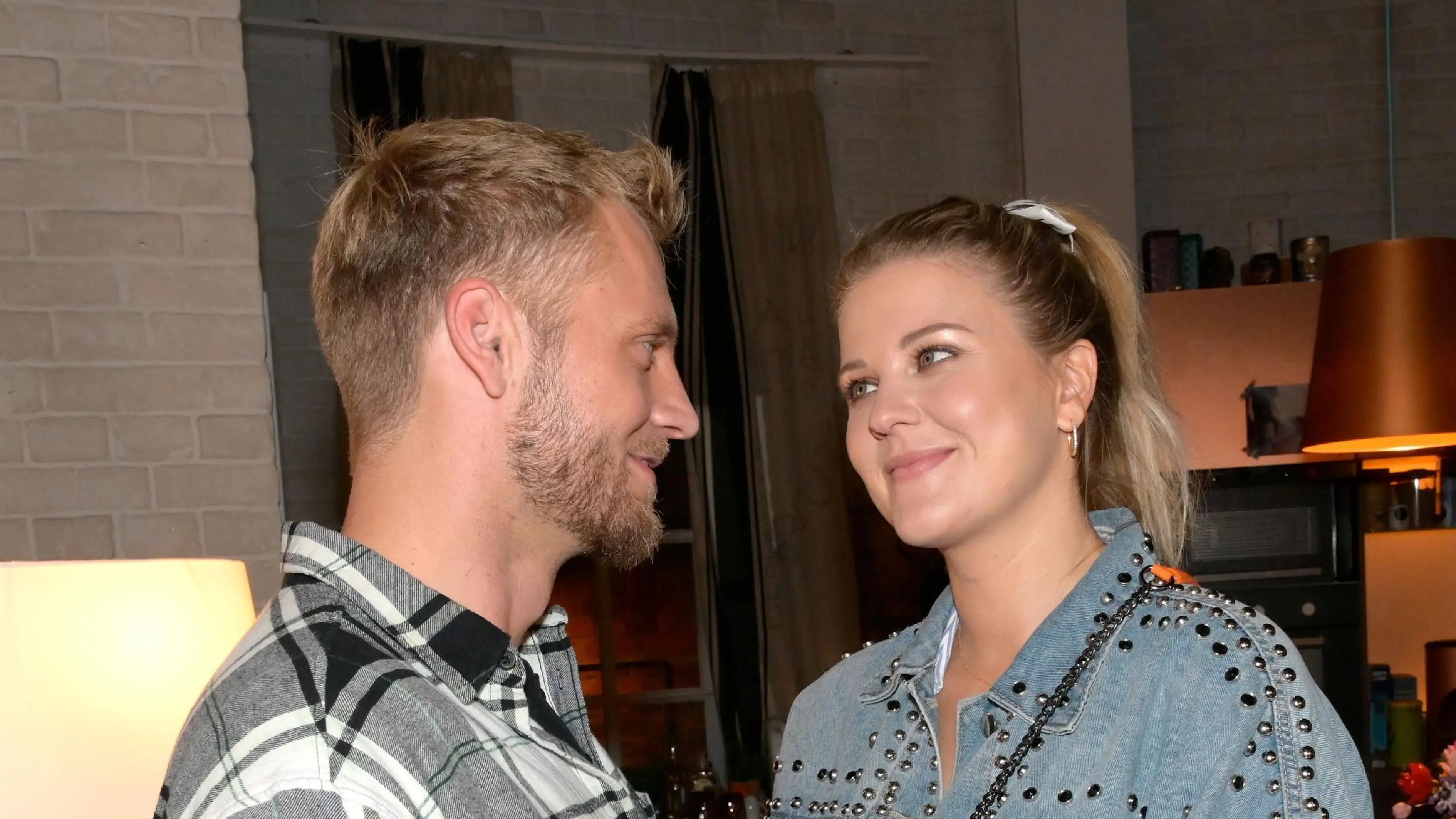 Paul (Niklas Osterloh) und Alicia (Josefin Bressel) schweben auf Wolke sieben.