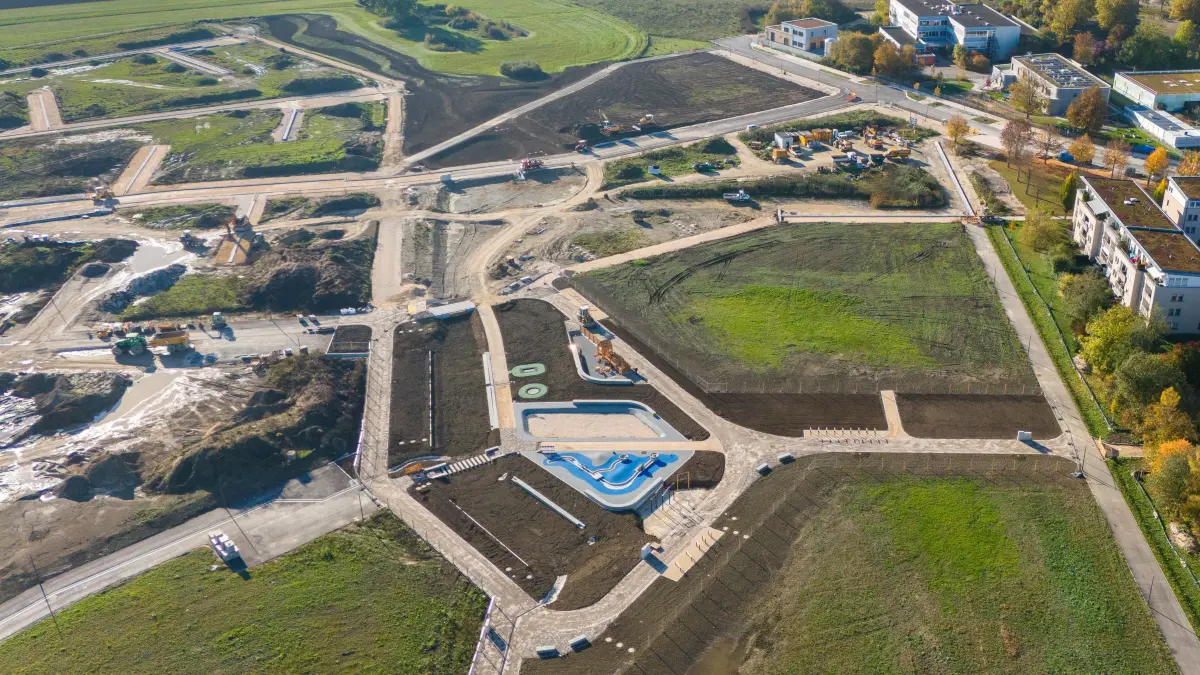 Neu-Ulm Wohngebiet Illerpark: Bitte um Drohnenfoto: Da ist wohl inmitten des noch nicht bebauten Gebietes schon der Spielplatz fertiggestellt. Diese Situation würde ich gerne aufm Drohnenfoto sehen: Der fertige Spielplatz inmitten eines Straßen- und Wegenetzes. Ist kein Termin!