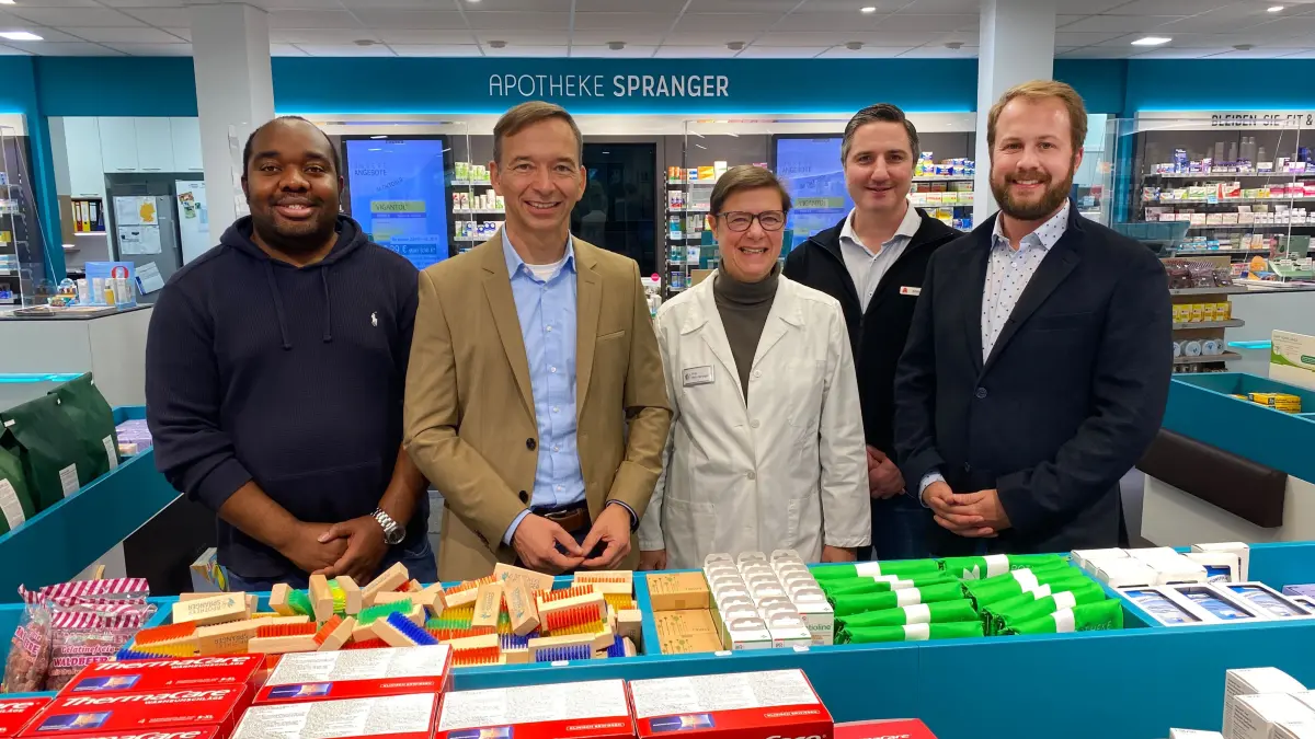 Die Apotheker Adrien Nangoum (Hechingen, links), Petra Spranger (Hechingen, Mitte), Johannes Ertelt (Bisingen, 2. v. r.) und Caspar Spindler (Schömberg, rechts) hatten den FDP-Bundestagsabgeordneten Pascal Kober aus Reutlingen (2. v. l.) zu Gast und baten ihn um Unterstützung bei den Themen, die ihre Branche beschäftigen.