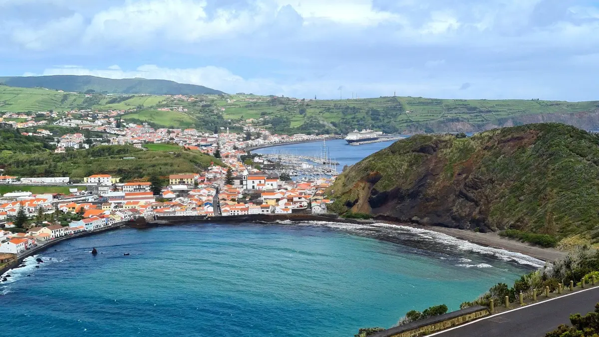 Faial: Vulkane und Seebären auf der blauen Insel der Azoren: ARCHIV - 17.05.2022, Portugal, Faial: Zum Themendienst-Bericht von Roswitha Bruder-Pasewald vom 20. Juni 2022: Blick auf Horta. Im Vordergrund ist die Bucht Porto Pim zu sehen. Einst landeten hier die Walfänger. (zu dpa: «Azoren wollen fast ein Drittel ihrer Gewässer schützen») Foto: Roswitha Bruder-Pasewald/dpa-tmn +++ dpa-Bildfunk +++