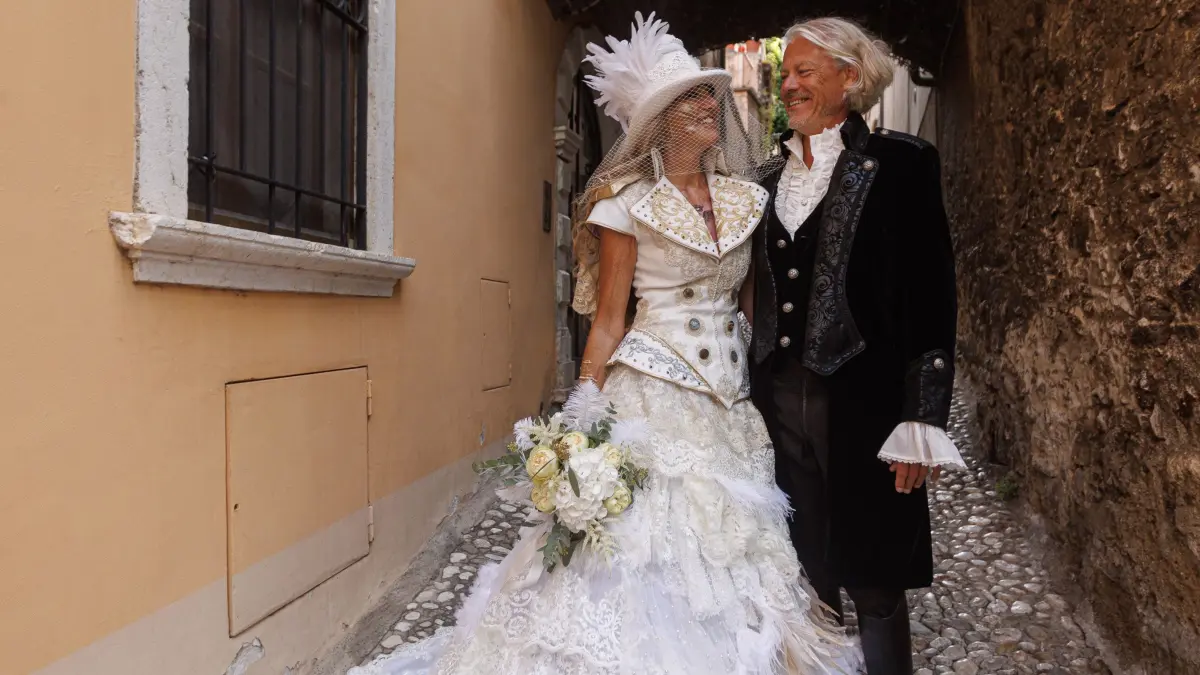 Hochzeitspaar Aus Ulm Das Brautkleid Aus 300 Metern Stoff Kommt Ins hochzeitspaar-aus-ulm-das-brautkleid-aus-300-metern-stoff-kommt-ins