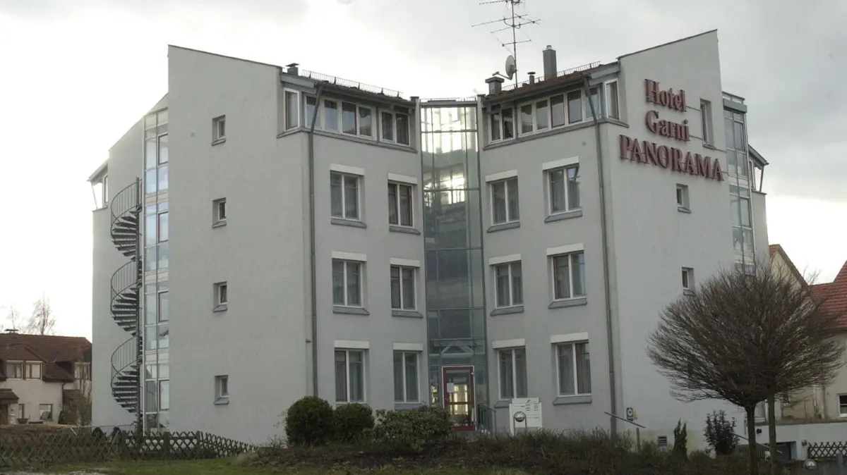 Ehingen, Hotel Panorama: Eine ungewisse Zukunft für das über der B 311 gelegene Ehinger Hotel 'Panorama'. Foto: Emmenlauer digi