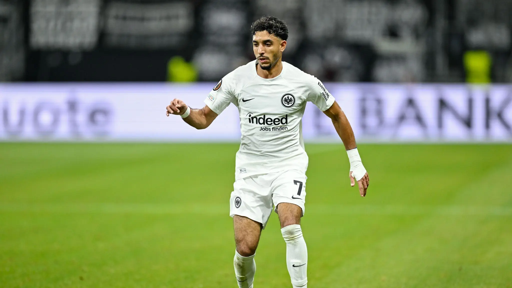 Eintracht Frankfurt - FK Rigas Futbola Skola: 24.10.2024, Hessen, Frankfurt/Main: Fußball: Europa League, Eintracht Frankfurt - FK Rigas Futbola Skola, Vorrunde, 3. Spieltag, Deutsche Bank Park. Frankfurts Omar Marmoush spielt den Ball. Foto: Uwe Anspach/dpa +++ dpa-Bildfunk +++