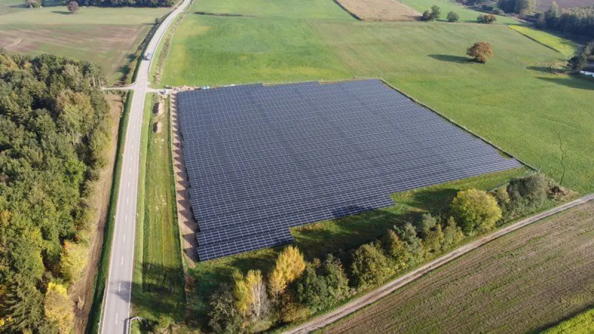 Stadtwerke-Solarpark in Wackersdorf, die Strom für Uni und Uniklinikum Tübingen liefert.