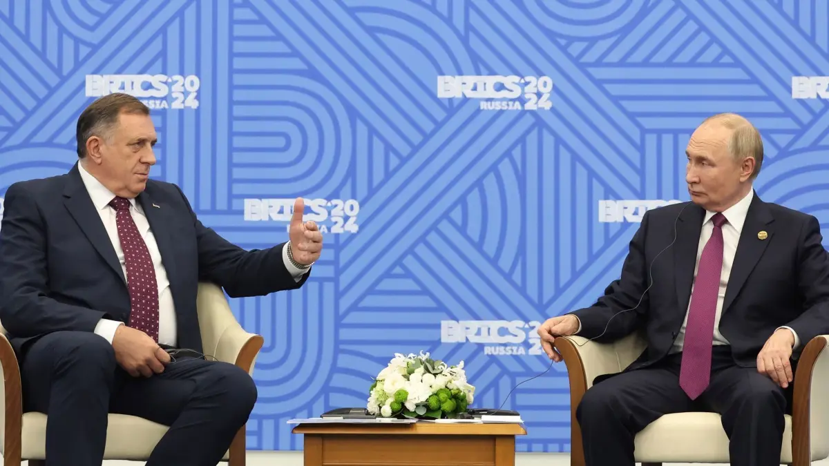 16. Brics-Gipfel in Kasan: 25.10.2024, Russland, Kasan: Der russische Präsident Wladimir Putin und der politische Führer der bosnischen Serben, Milorad Dodik, bei einem Treffen am Rande des BRICS-Gipfels in Kasan. Dodik ist Präsident des serbischen Landesteils Bosniens, der Republika Srpska. Foto: Alexander Kazakov/Pool Sputnik Kremlin/AP +++ dpa-Bildfunk +++