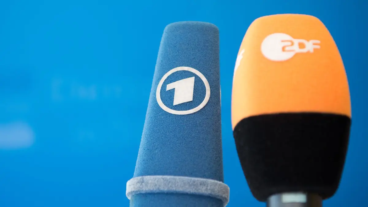 ARCHIV - 02.05.2016, Berlin: Die Mikrofone von ARD und ZDF sind vor einer Pressekonferenz nebeneinander aufgestellt. Die Länder-Rundfunkkommission hat bei der Reform des öffentlich-rechtlichen Rundfunkauftrags einen wichtigen Zwischenschritt erreicht. (zu dpa: «Rundfunkkommission einigt sich auf Fragen zu Gutachten über Reformen») Foto: Soeren Stache/dpa +++ dpa-Bildfunk +++