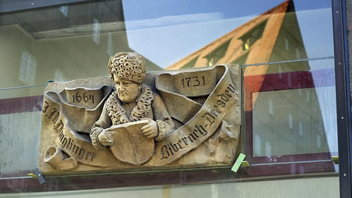 Ulm, Hirschstraße 1, steinernes Halbrelief in Glasfront des Merath-Hauses eingefügt: Des Meisters großes Vorbild: Der Goldschmied Robert Friedrich Merath ließ sich vor 100 Jahren ein Halbrelief von Johann Melchior Dinglinger an seinem Haus in der Hirschstraße 1 anbringen. Jetzt ist es dort wieder zu sehen.