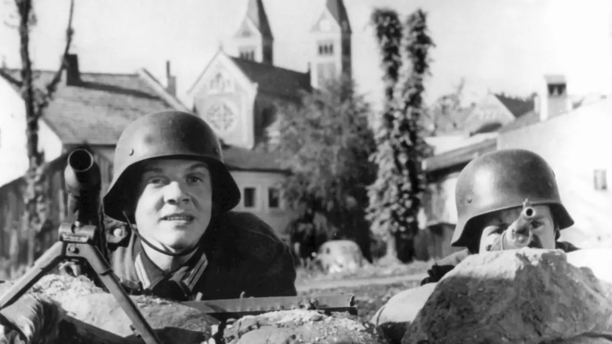Filmszene mit zwei der jungen Hauptdarsteller in ihrer Feuerstellung am Stadtrand von Cham, aufgenommen 1959. Der erste Spielfilm, den der Schauspieler Bernhard Wicki als Regisseur gedreht hat und der unter dem Titel "Die Brücke" fertiggestellt wurde, erhielt das Prädikat "besonders wertvoll". Die Schauspieler Volker Lechtenbrink und Fritz Wepper lesen am Sonntag (20.03.2005) im Ernst Deutsch Theater in Hamburg aus dem legendären Antikriegsroman "Die Brücke" von Manfred Gregor. Darin sollen wenige Tage vor der Kapitulation im Mai 1945 sieben Hitler-Jungen eine strategisch bedeutungslose Brücke verteidigen. Der Film gilt als Mahnmal einer missbrauchten Generation. Foto: Maurizio Gambarini dpa/lno (nur s/w) +++ dpa-Bildfunk +++