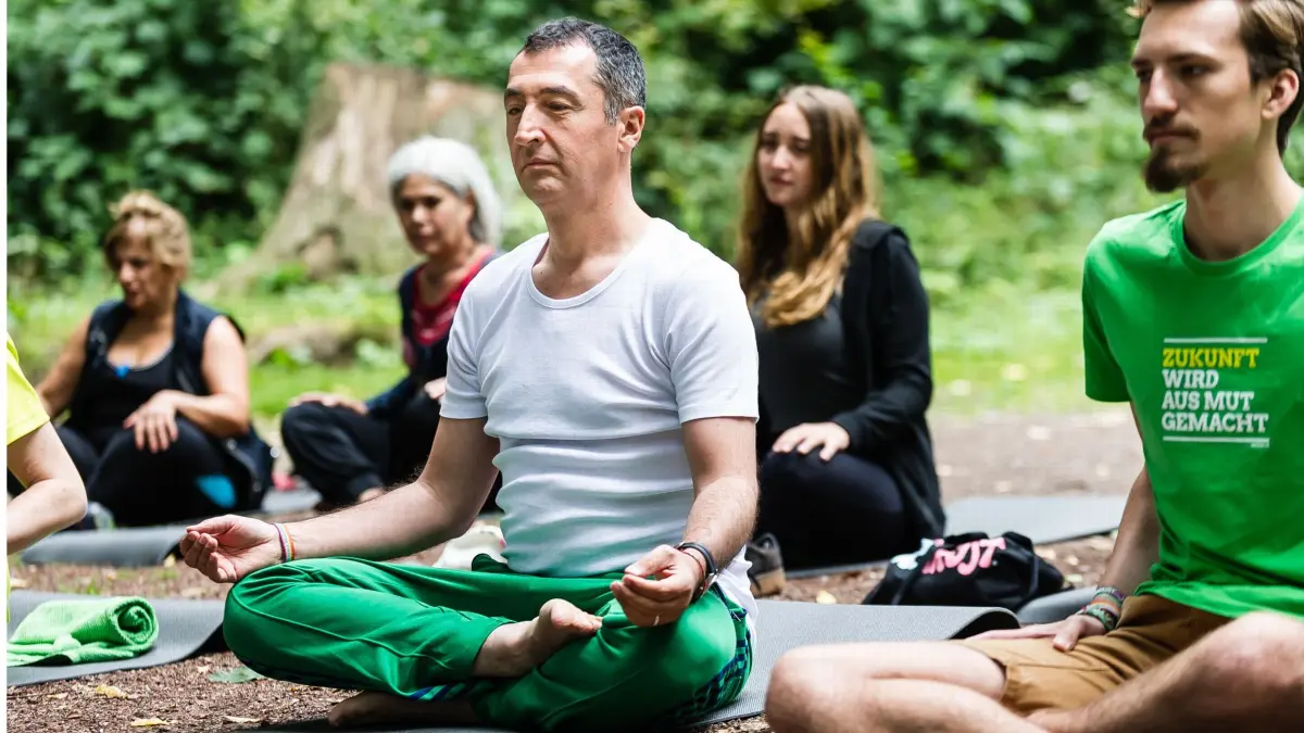 Yoga mit Cem Özdemir in Bochum *** NUR FÜR REDAKTIONELLE ZWECKE *** EDITORIAL USE ONLY ***<p>Cem Özdemir, Bundesvorsitzender der Partei Bündnis 90 / Die Grünen, sitzt am Samstag 19.08.2017 in Bochum im Rechener Park bei einer Yoga-Übung. Deutschland NRW Bochum Copyright: IngoxOtto *** Yoga with Cem Özdemir in Bochum *** ONLY FOR EDITORIAL PURPOSE *** EDITORIAL USE ONLY *** P Cem Ozdemir, Federal Chairman the Party Alliance 90 the greens, sits on Saturday 19 08 2017 in Bochum at calculator Park at a Yoga Exercise Germany NRW Bochum Copyright IngoxOtto Copyright: IngoxOtto docnrwhugopicture146163200 EDITORIAL USE ONLY