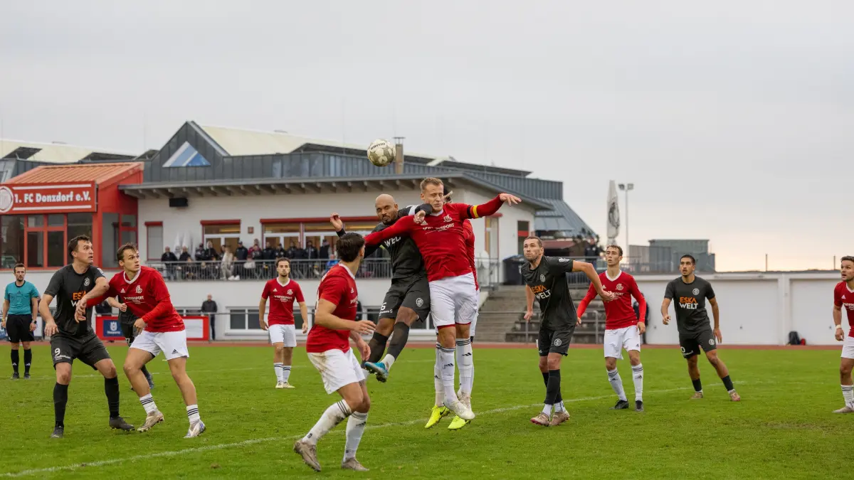Donzdorfer JC (schwarz) vs. SG Bettringen (rot), Fussball, Landesliga 2 - WFV, 11. Spieltag, Saison 2024/2025, Rasenplatz, Lautertal Stadion, Süßener Straße 16, 73072 Donzdorf, 26.10.2024 - 16:00 Uhr: Royal-Dominique Fennell (Donzdorfer JC #26),
Donzdorfer JC (schwarz) vs. SG Bettringen (rot), Fussball, Landesliga 2 - WFV, 11. Spieltag, Saison 2024/2025, Rasenplatz, Lautertal Stadion, Süßener Straße 16, 73072 Donzdorf, 26.10.2024 - 16:00 Uhr,
Foto: PhotoPeet-Sportfotografie/Peter Harich