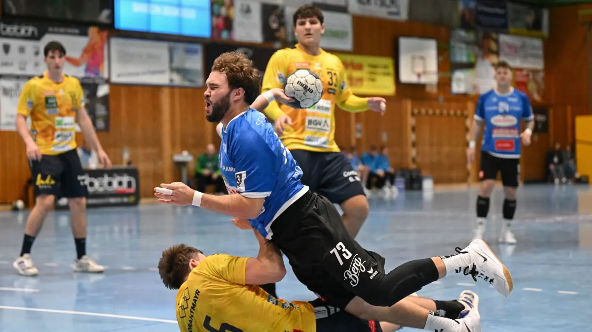 3. Liga, Männer Süd, VFL Pfullingen - Rhein Neckar Löwen II: 3. Liga, Männer Süd, VFL Pfullingen - Rhein Neckar Löwen II, 26.10.2024 - Valentin Mosdzien (VFL Pfullingen, oben) wird von Lennart Karrenbauer (RNL, unten) gestoppt
Foto: Axel Grundler