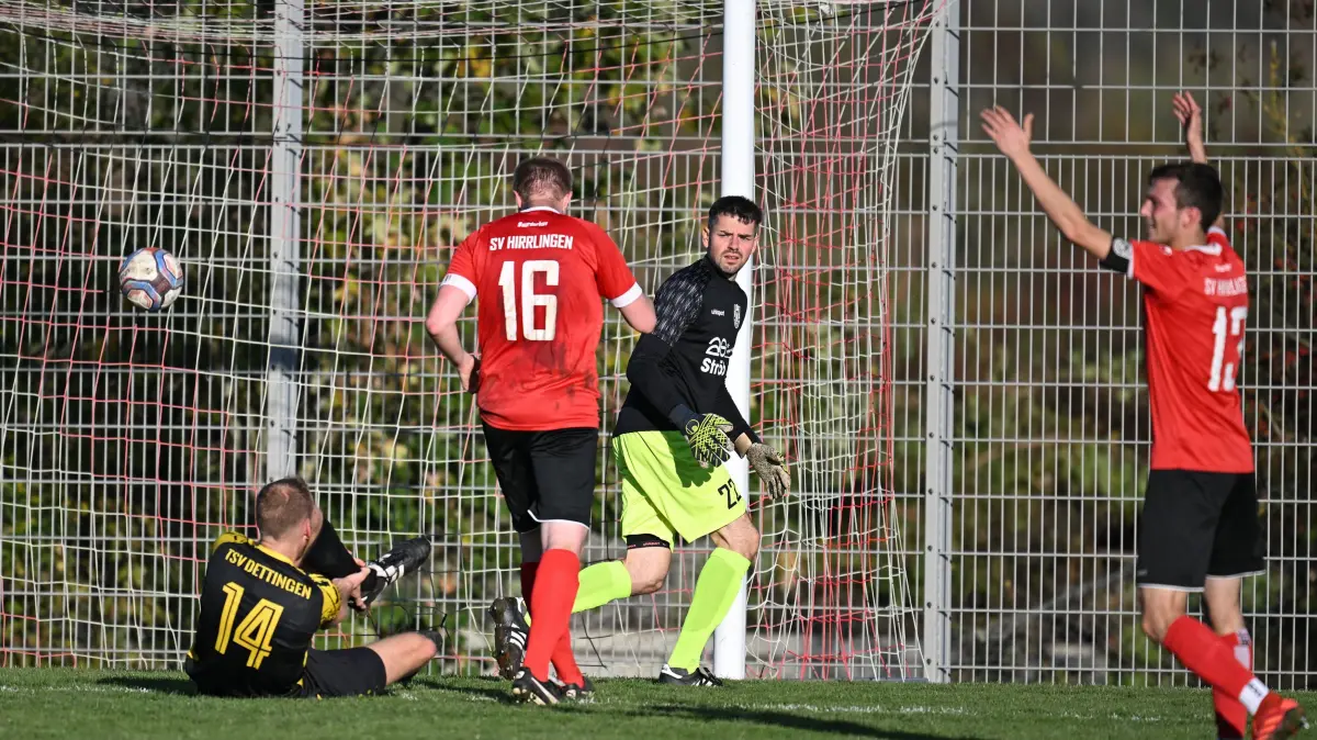 Kreisliga A3, 11. Spieltag - SV Hirrlingen - SGM Dettingen/Rottenburg: Kreisliga A3, 11. Spieltag - SV Hirrlingen - SGM Dettingen/Rottenburg, 27.10.2024 - zuerst Torglück, dann Verletzungspech. Sebastian Schroth (SGM Dettingen/Rottenburg) bleibt nach seinem Torschuss verletzt liegen und hält sich den Fuß. Philipp Zug, Tohrüter Tobias Wagner und Johannes Saile (alle Hirllingen) ärgern sich
Foto: Axel Grundler