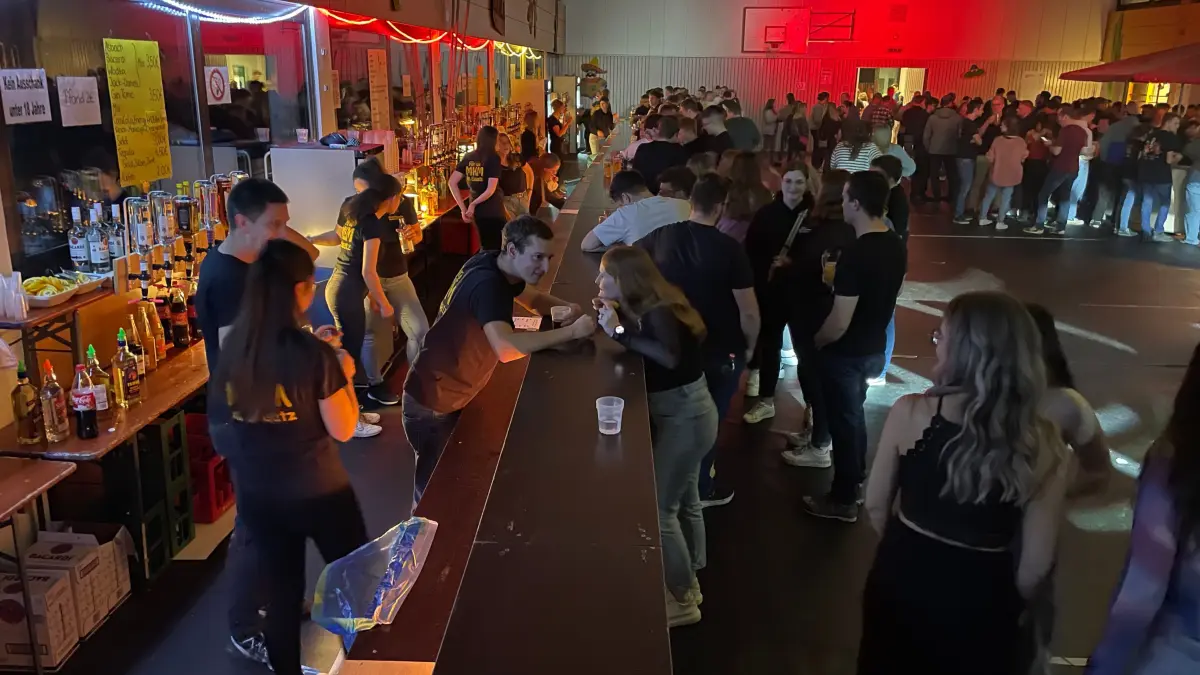 25 Meter lang ist die Bar, an der mehrere Teams die leckeren Drinks für die Gäste der "Mexican Night" mixen.