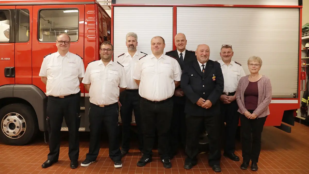 Im Rahmen der Jahreshauptversammlung der Freiwilligen Feuerwehrabteilung Altheim wurden verdiente Kameraden für ihr ehrenamtliches Engagement ausgezeichnet. Für 25 Jahre aktiven Dienst wurden Thorsten Lechler und Timo Eberhardt geehrt, während Roland Birk für sein 50-jähriges Engagement ausgezeichnet wurde. Im Zuge der Ehrungen erhielt Daniel Schuh seine Beförderung Oberfeuerwehrmann, während Michael Müller zum Oberlöschmeister befördert wurde.