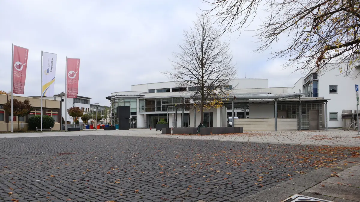 Senden, Stadtmitte, Innenstadt, Umgestaltung, Baumreich kann der Platz vor dem Bürgerhaus heute nicht gerade bezeichnet werden.