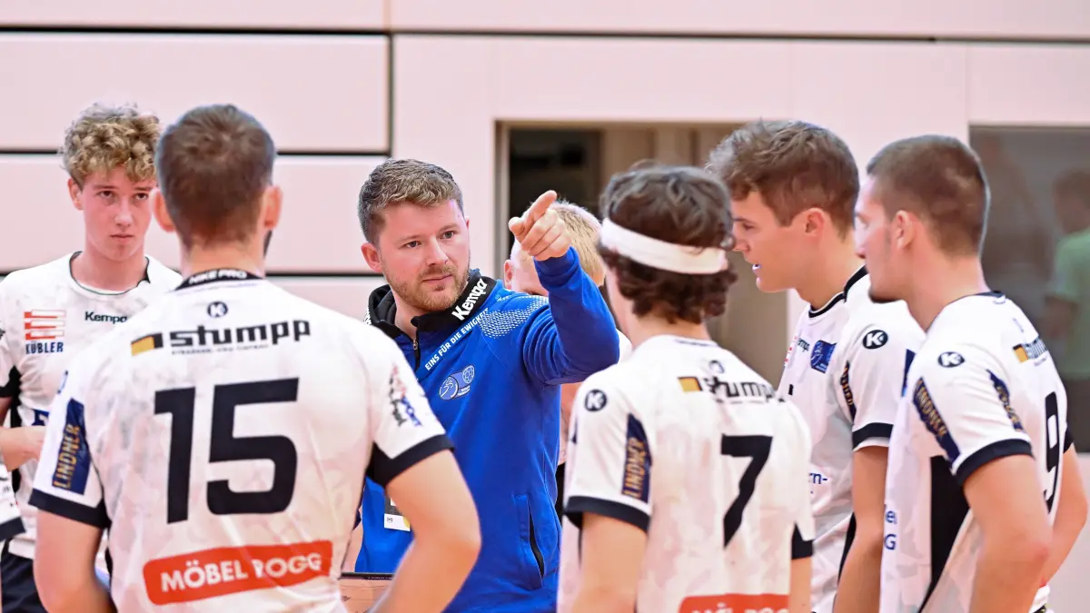 JSG Balingen Weilstetten vs. HC Erlangen, Handball, Jugendbundesliga A Jugend, 2. Spieltag ,Spielzeit 2024/2025, 27.10.2024,: Coach Fabian Mayer (JSG Balingen Weilstetten, OB), gibt die Richtung vor,
JSG Balingen Weilstetten vs. HC Erlangen, Handball, Jugendbundesliga A Jugend, 2. Spieltag ,Spielzeit 2024/2025, 27.10.2024,
Eibner-Pressefoto/Andreas Ulmer