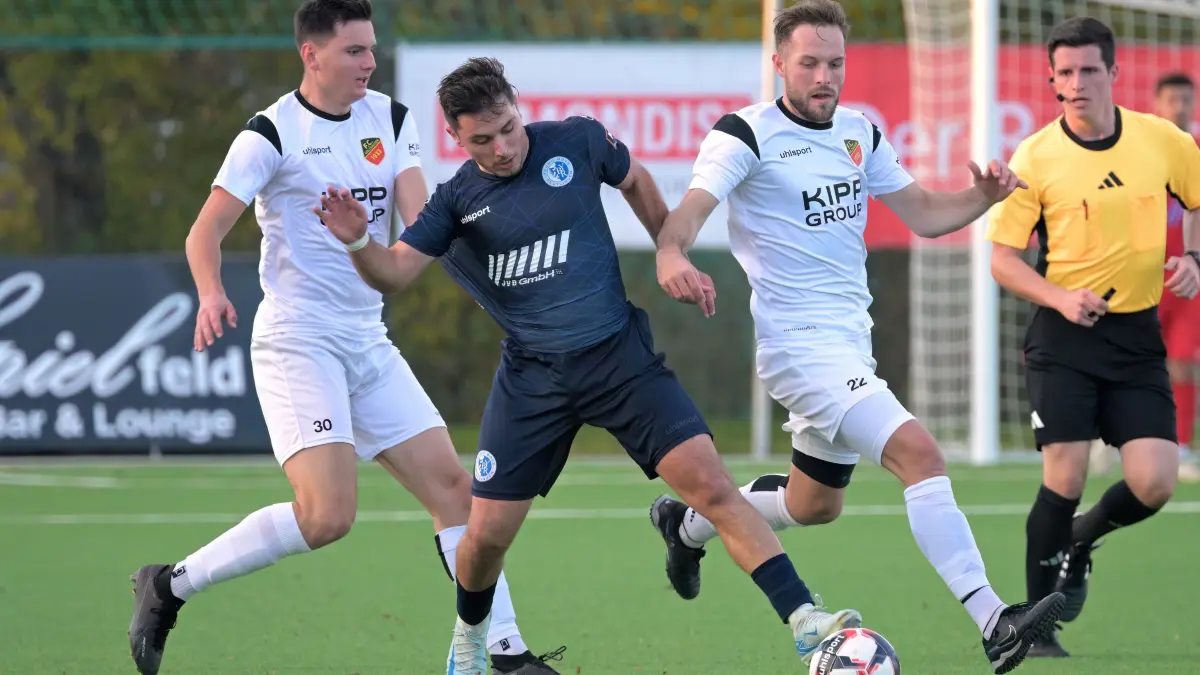 Young Boys Reutlingen vs. FC Holzhausen Fussball, Verbandsliga, 11.Spieltag, Saison 2024/2025, 27.10.2024 : Albert Silov (Young Boys Reutlingen, #14) im Zweikampf mit Aaron Leyhr (FC Holzhausen, #30) und Oliver Grathwol (FC Holzhausen, #22)
Young Boys Reutlingen vs. FC Holzhausen
Fussball, Verbandsliga, 11.Spieltag, Saison 2024/2025, 27.10.2024
Foto: Eibner-Pressefoto/ Tobias Baur