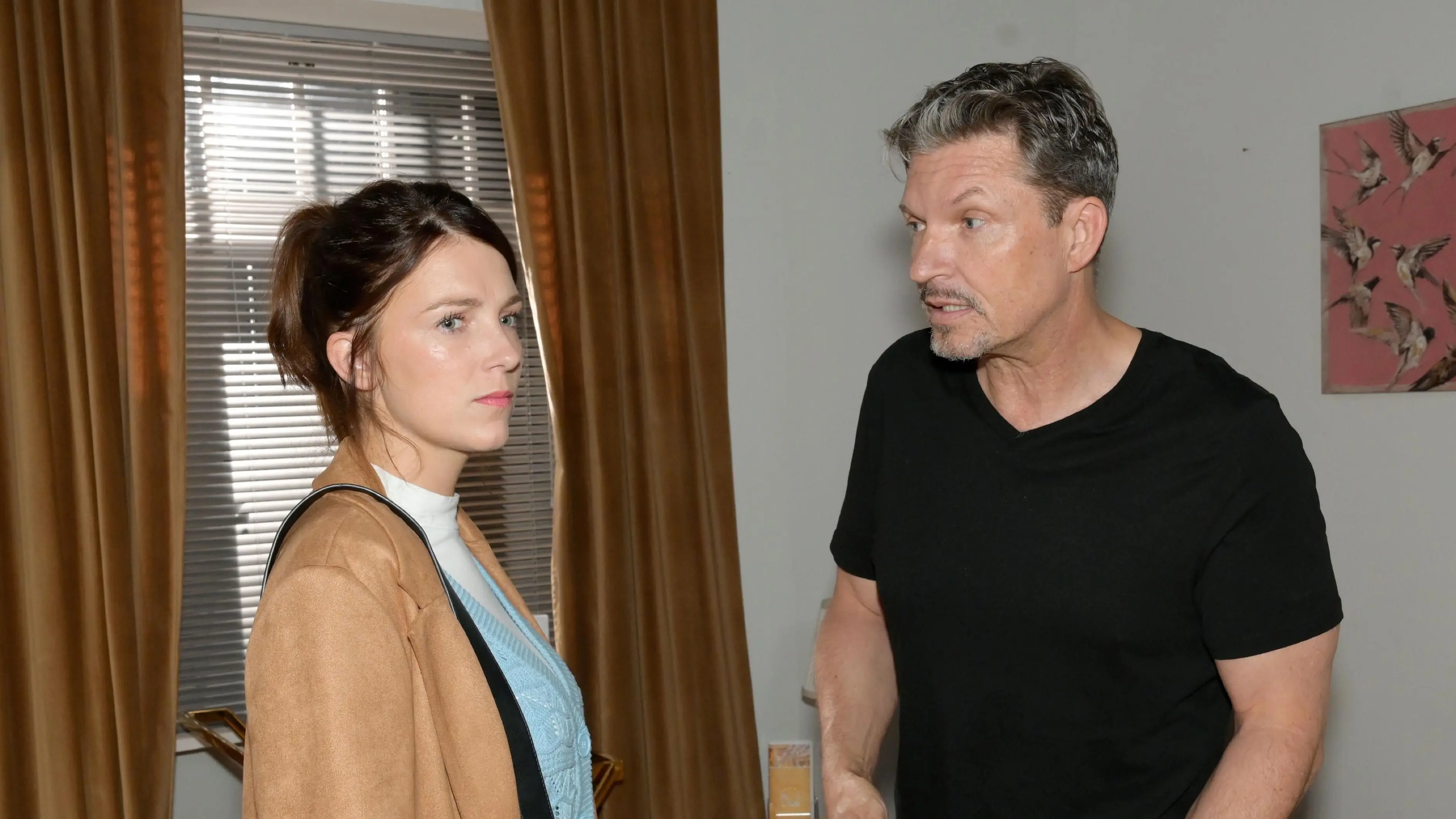 Lilly (Iris Mareike Steen) erfährt, dass ihr Vater Lars (Hardy Krüger) sie seit Wochen anlügt.