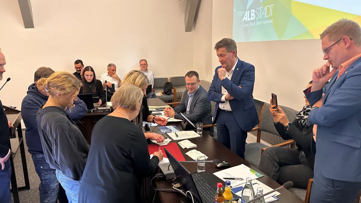 Unter den kritischen Blicken der drei Albstädter Bürgermeister werden die Stimmen bei der Wahl des neuen Feuerwehrkommandanten ausgezählt im Rahmen der jüngsten Gemeinderatssitzung.