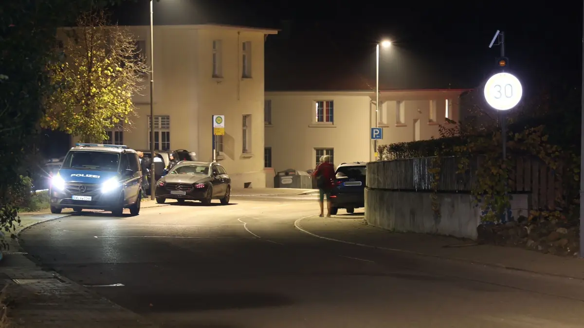 SEK-Einsatz: Womöglich bewaffneter Mann in Ausnahmezustand: 28.10.2024, Mühlingen: Ein Polizeiauto steht in einer Straße in dem Ortsteil der Gemeinde Mühlingen. Wegen eines möglicherweise bewaffneten Mannes in psychischem Ausnahmezustand hat die Polizei ein Wohngebäude in Mühlingen (Landkreis Konstanz) weiträumig abgesperrt. Foto: Förster/swd-medien.de/dpa - ACHTUNG: die Kennzeichen wurden aus rechtlichen Gründen gepixelt +++ dpa-Bildfunk +++