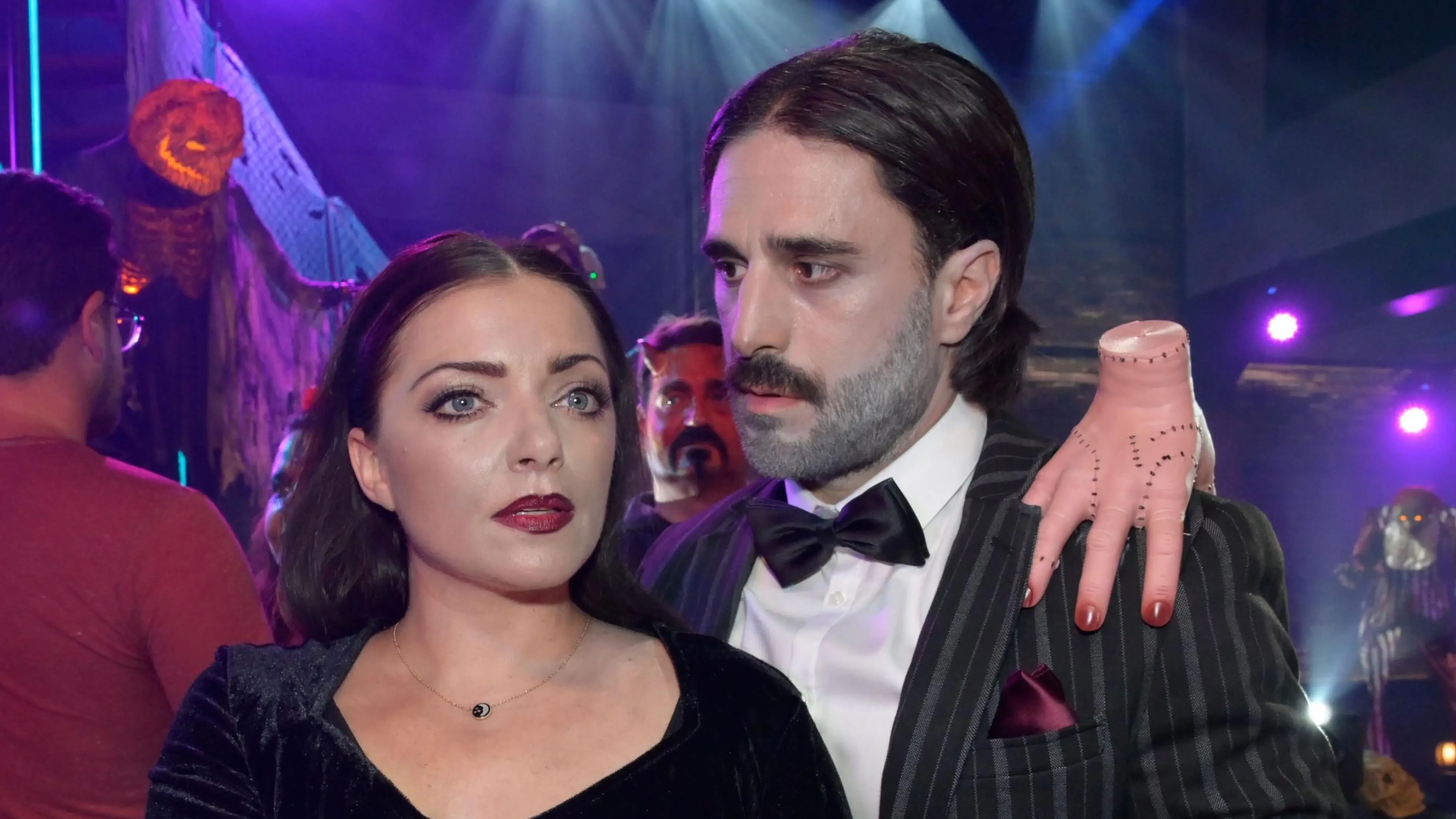 Emily (Anne Menden) bekommt auch an Halloween ihr Gefühlschaos mit Tobias (Jan Kittmann) nicht in den Griff.