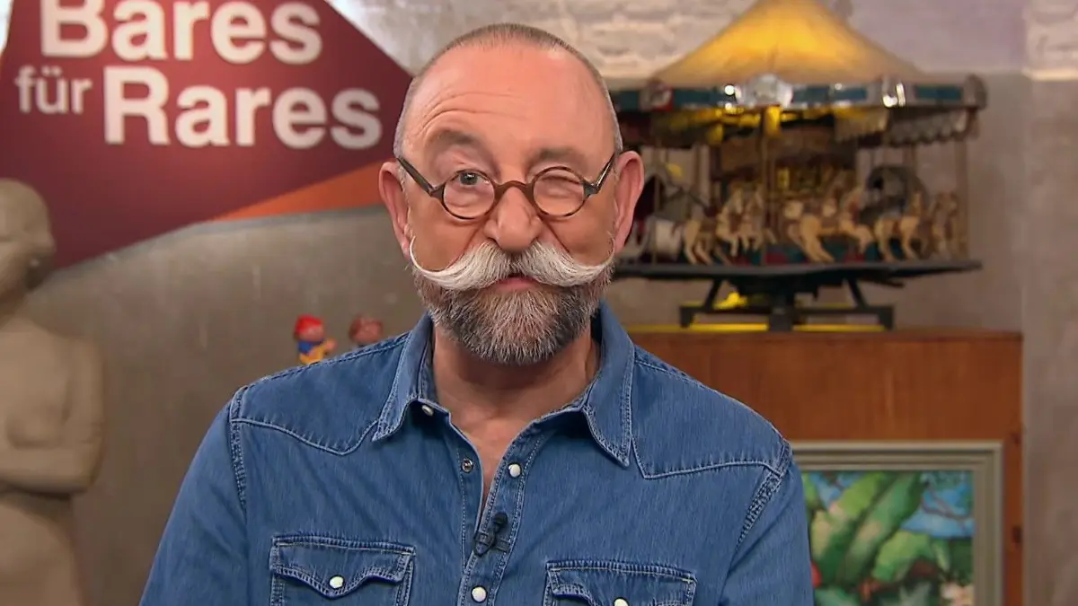 Horst Lichter begrüßt die Zuschauer von Bares für Rares mit seinem berühmten Augenzwinkern. Bei der Expertise hält er aber wieder alle Augen und Ohren offen.