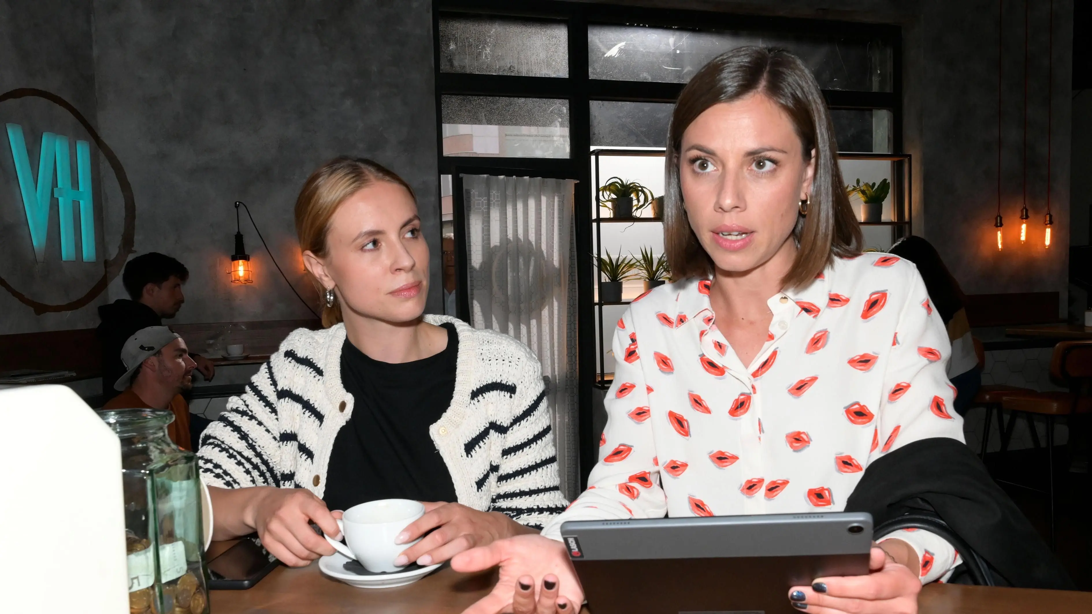 Zoe (Lara Dandelion Seibert, l.) will sich an Matilda (Anna-Katharina Fecher) heranspielen.