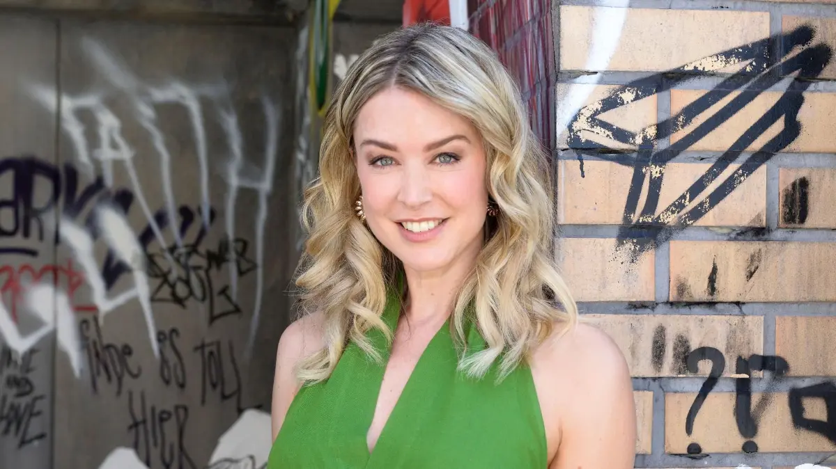Jessica (Nina Ensmann) ist verschuldet.