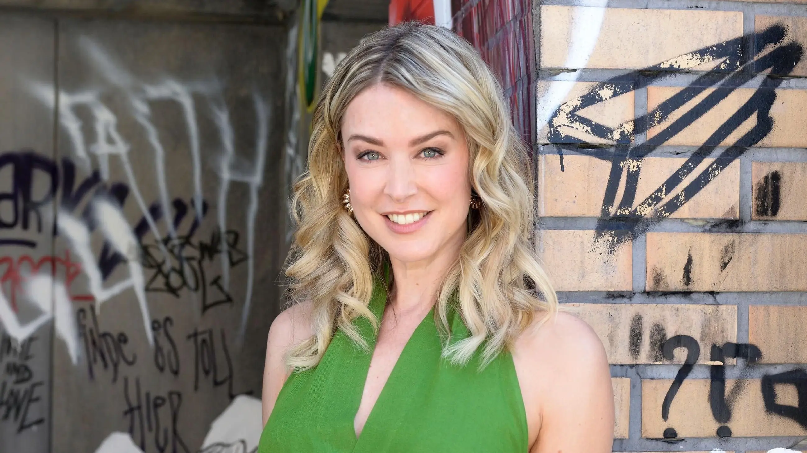 Jessica (Nina Ensmann) ist verschuldet.