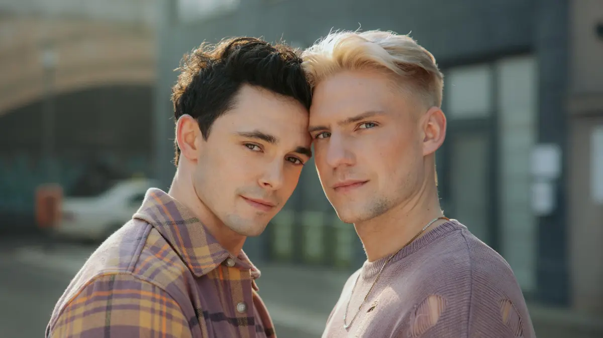 Luis (Marc Weinmann) und Moritz (Lennart Borchert) sind seit kurzem kein Paar mehr.